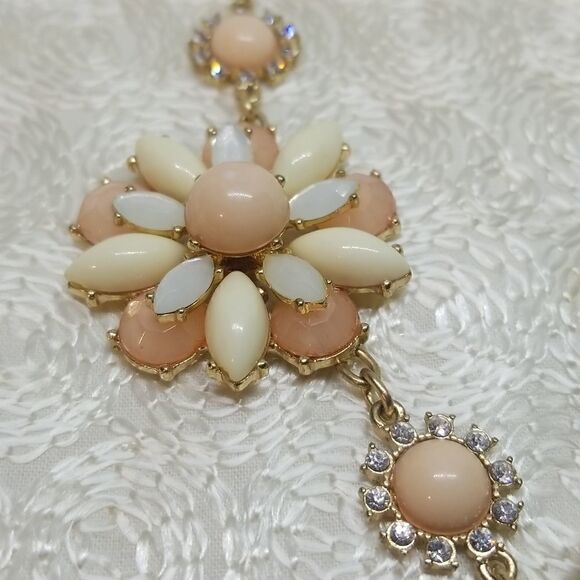 Three peach cream layered flowers with rhinestone flowers gold tone Bib Necklace - Picture 4 of 9